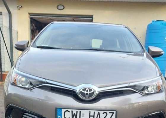 toyota auris kombi 2015 z niskim przebiegiem 