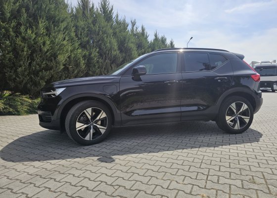 Volvo xc 40 2022r. 1.5 plug-in 211 koni wersja R-designe.