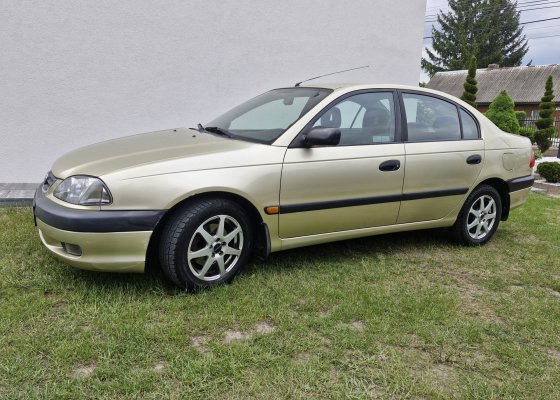Toyota Avensis 1.6 – 2002 rok