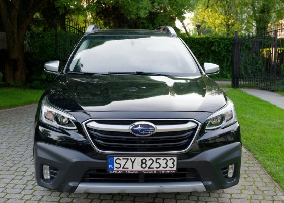 Subaru Outback VI 2.5 2020, kolor czarny metalik, stan bardzo dobry.